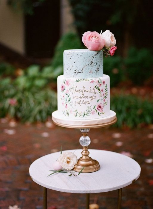 Использование каллиграфии в декоре свадебного торта