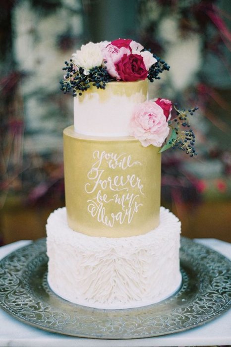 Красивый и рукописный шрифт в дизайне свадебного десерта