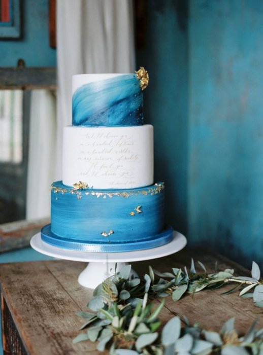 Пример использования каллиграфии в дизайне свадебного торта