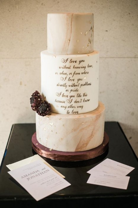 Красивый рукописный шрифт в дизайне свадебного торта