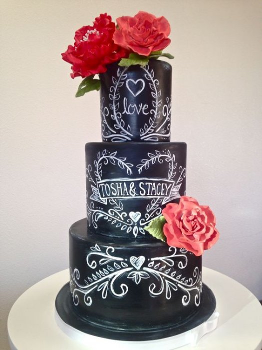 Свадебный торт с эффектом меловой доски, украшенный цветами из мастики