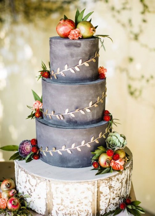 Вариант украшения свадебного торта с эффектом меловой доски