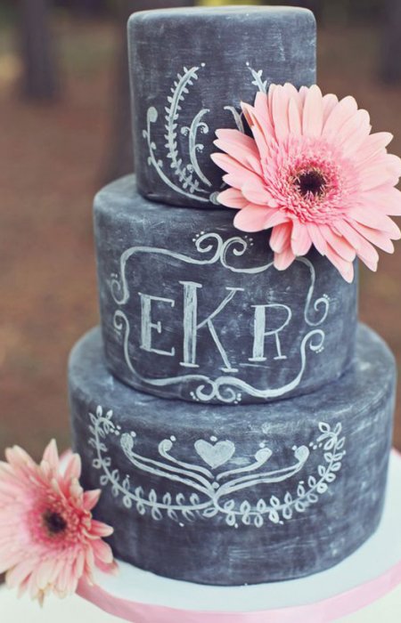 Свадебные торт в стиле chalkboard art, украшенный цветами