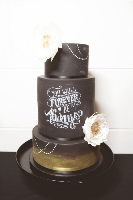 Эффект меловой доски в дизайне свадебного торта