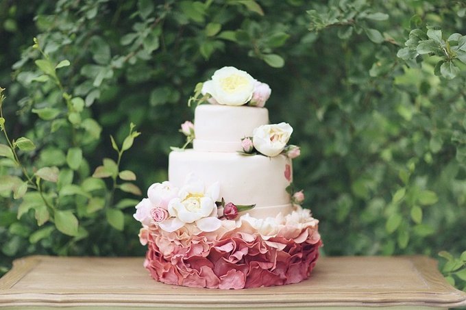 Нежный торт с цветочной верхушкой