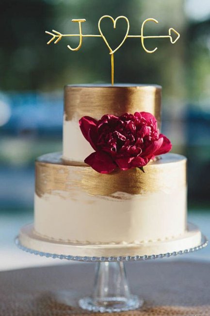 Торт, украшенный топпером-инициалами из золотистой проволоки