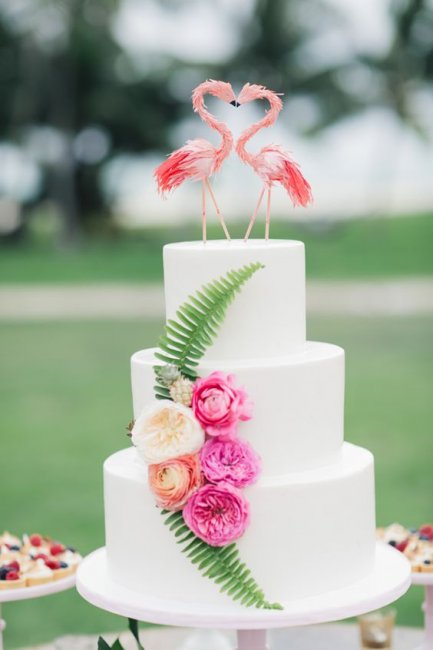 Торт украшенный влюбленной парой фламинго