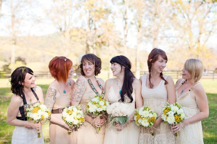 Подружки невесты в платьях одинакового цвета