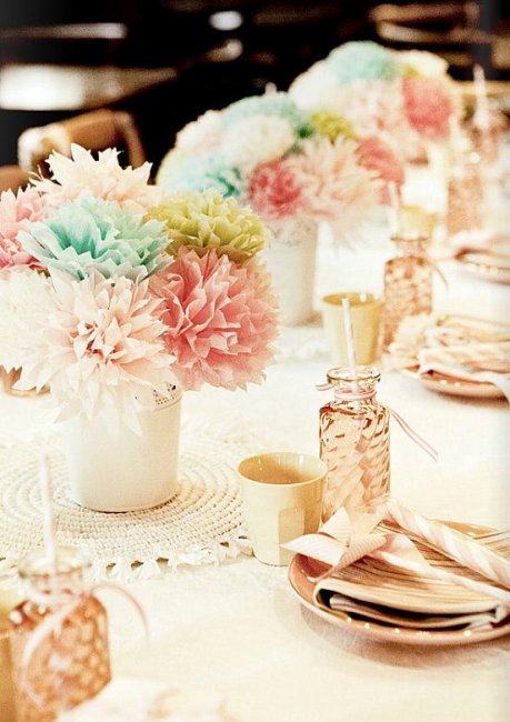 Бумажные цветы на столе
