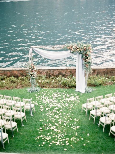 Проведение регистрации брака возле озера