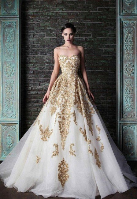 Невеста в платье с золотом