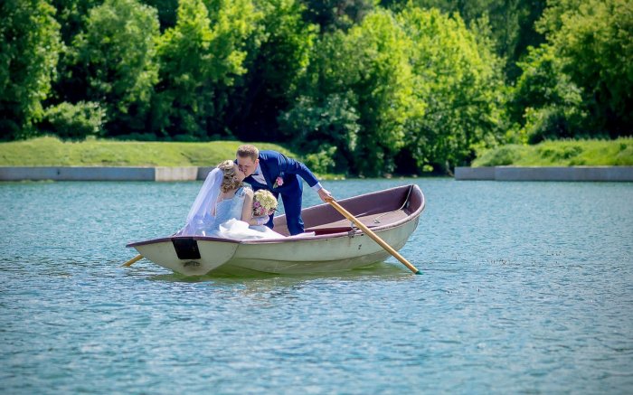 Жених с невестой на лодке
