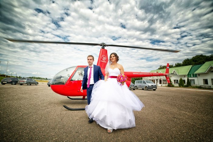 Жених с невестой на вертолете