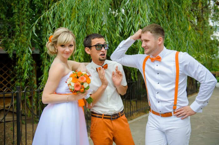 Молодожёны и гости на апельсиновой свадьбе