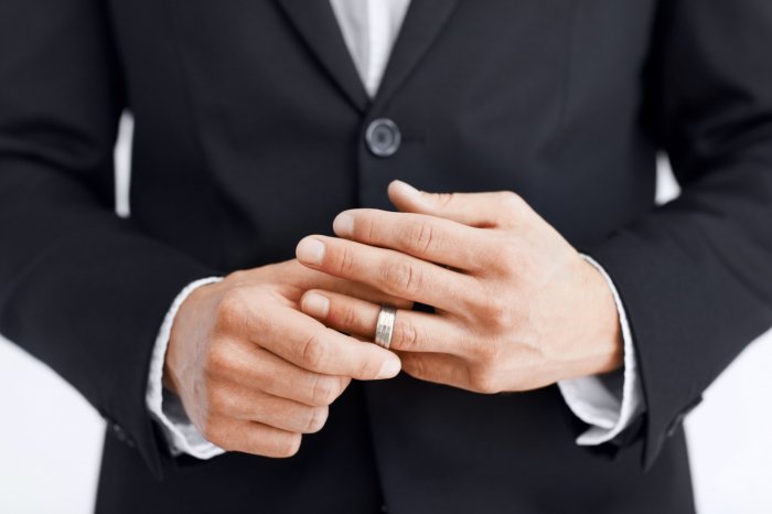 Мужское обручальное кольцо