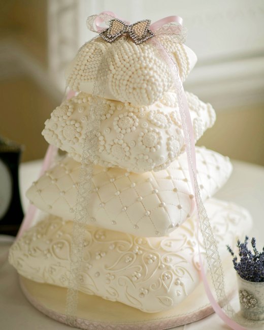 Многоярусный свадебный торт в виде подушечек