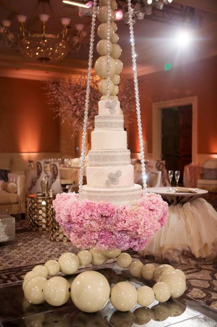 Подвешенный свадебный торт