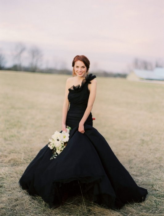 Красивый образ невесты в черном свадебном платье