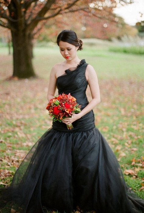 Невеста в черном свадебном платье с ярким букетом