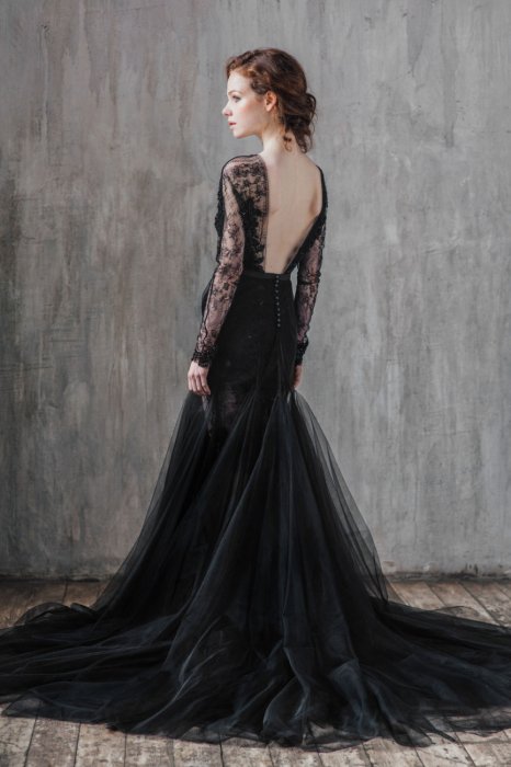 Черное свадебное платье с красивой открытой спинкой