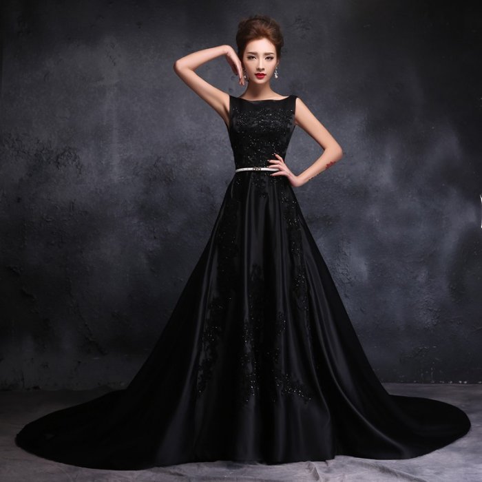 Красивое свадебное платье черного цвета
