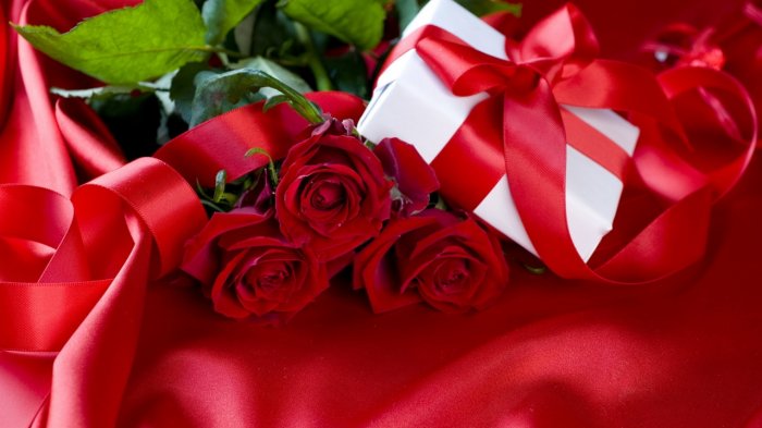 Букет красных роз на красную свадьбу