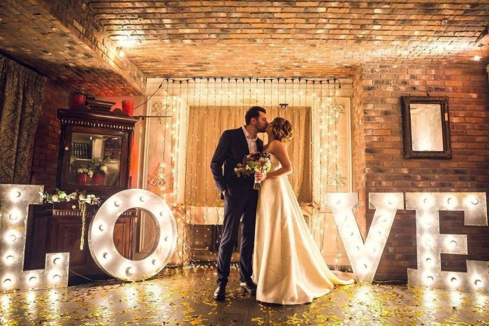 Большие светящиеся буквы для свадебной фотосессии