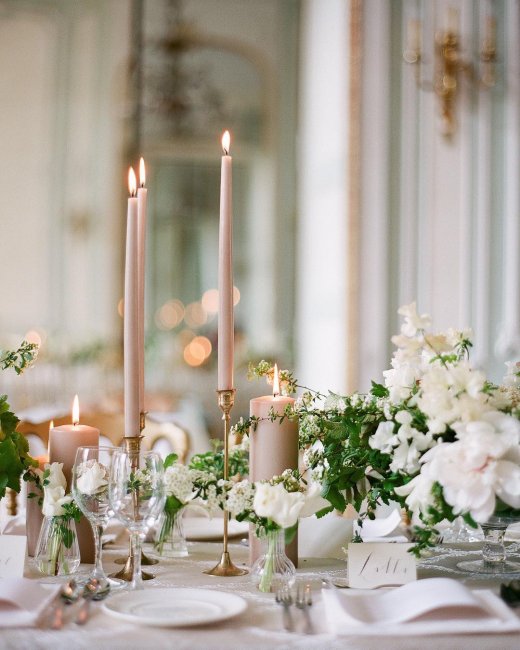 Высокие свечи для оформления свадебного стола