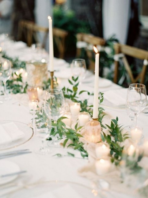 Высокие свечи в оформлении свадебного стола