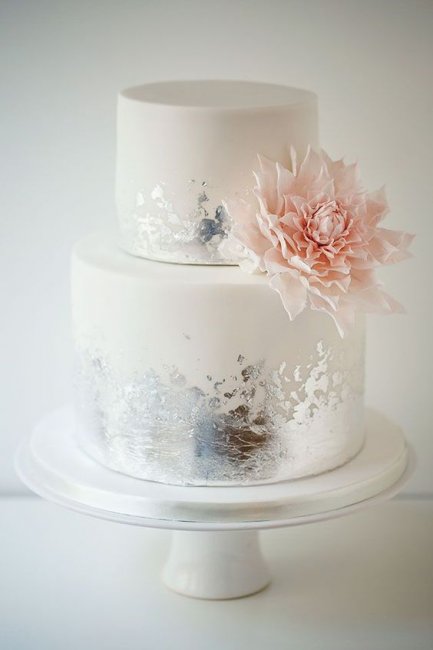 Торт с живыми цветами на серебряную свадьбу