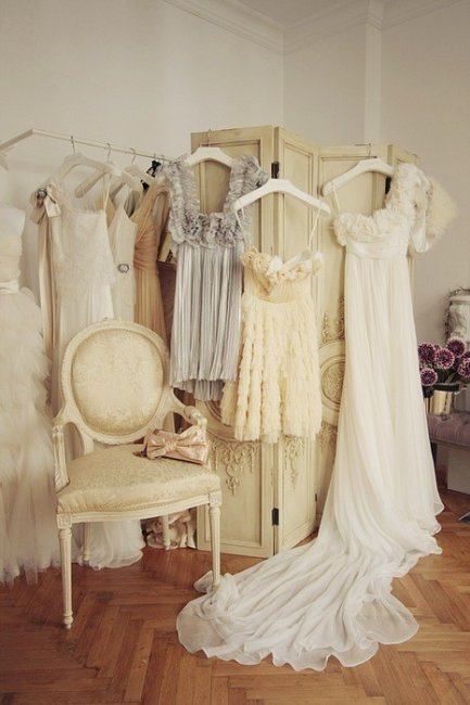 Развесить зарание свадебную одежду