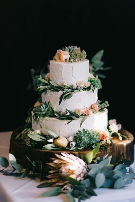 Вариант оформления торта на свадьбу - суккуленты в сочетании с другими цветами