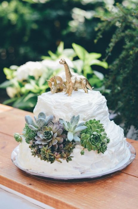 Кремовый свадебный торт, украшенный суккулентами и топпером