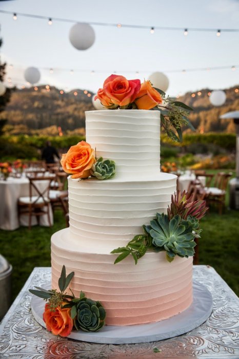 Суккуленты в сочетании с розами в оформлении свадебного торта