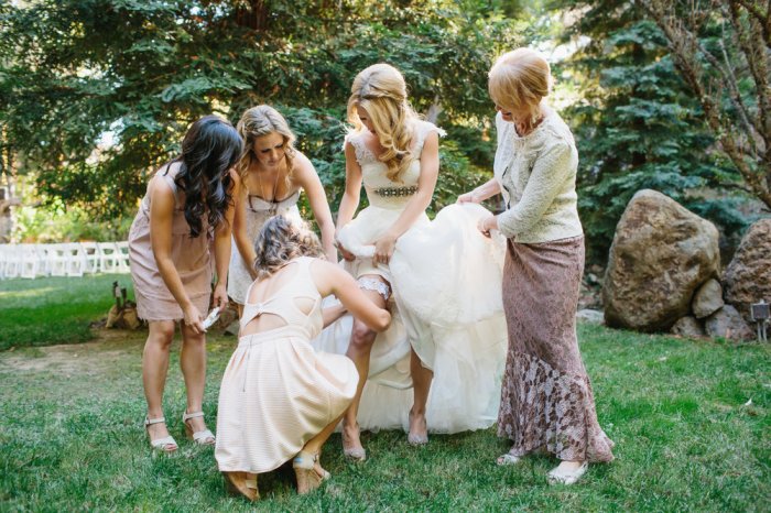 Подружки помогают невесте с повязкой