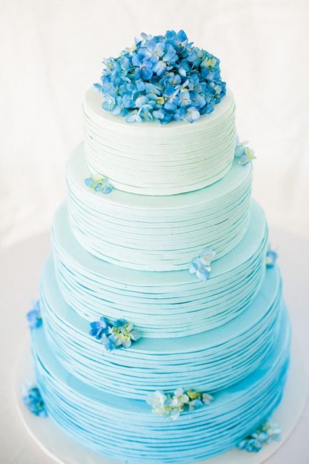 Свадебный торт в нежных голубых тонах