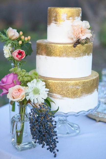 Белый свадебный торт с золотом