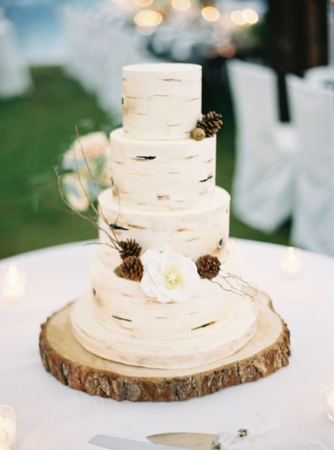 Свадебный торт с нежным и романтичным оформлением