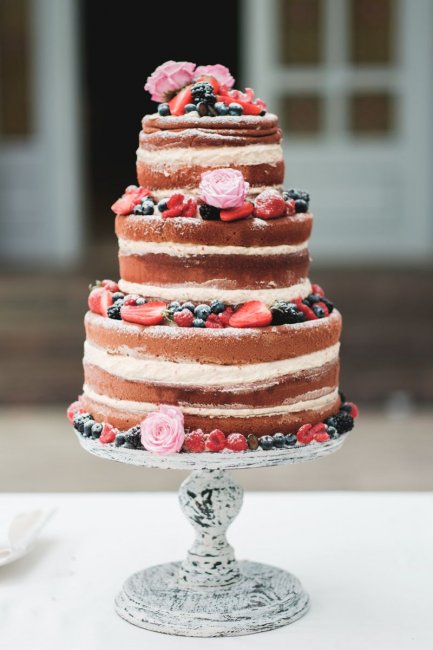 Свадебный торт  украшенный цветами и фруктами