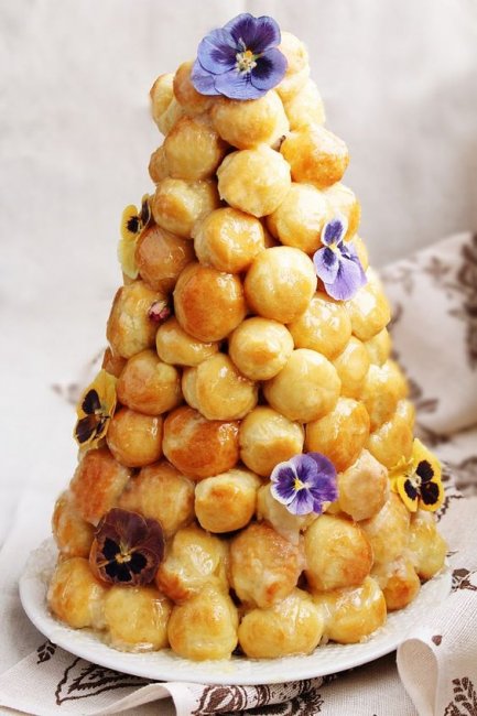 Крокенбуш - французский свадебный торт