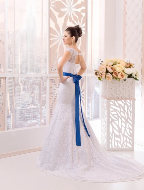 Белое свадебное платье с синим поясом