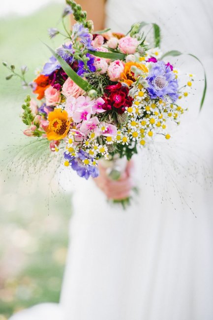 Бует невесты с полевыми цветами