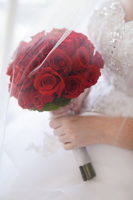 Свадебный букет из красных роз