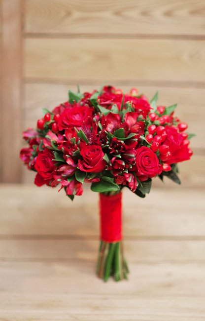 Красные розы с другими цветами