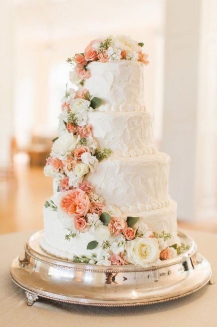 Оформление свадебного торта живыми цветами