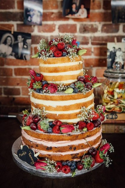 Оформление свадебного торта ягодами