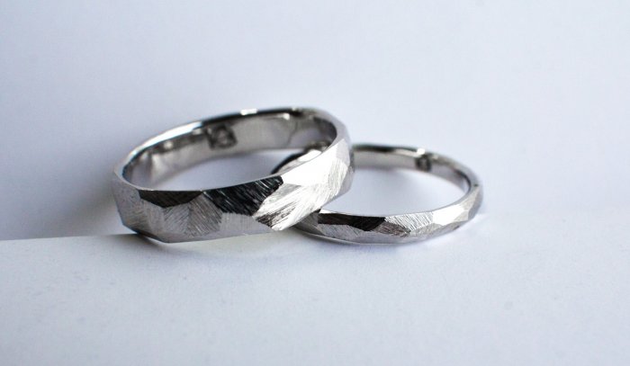 Обручальное кольцо с алмазной гранью из белого золота