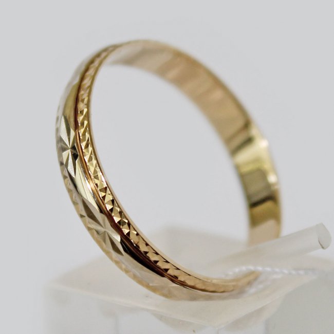 Красивые грани на обручальном кольце из желтого золота