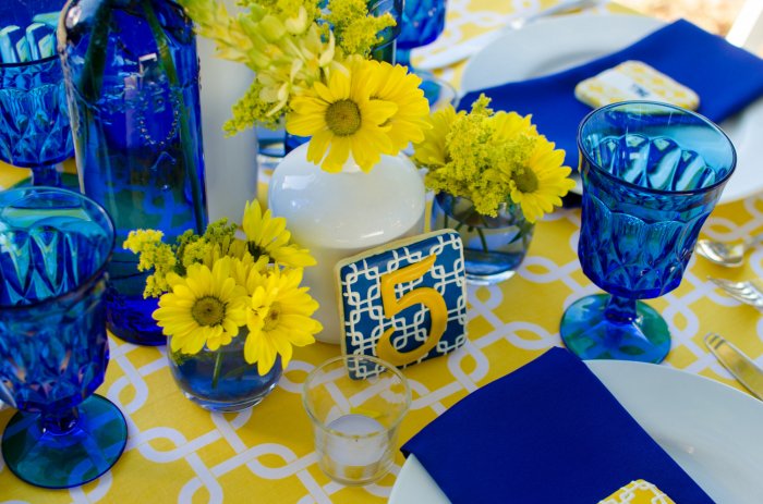 Декорирование свадебного стола в сине-желтой гамме