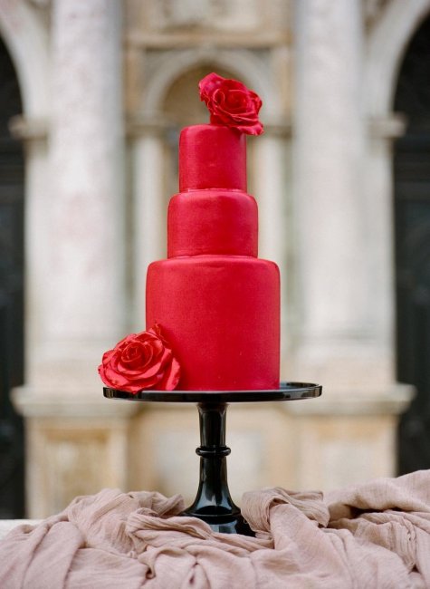 Свадебный торт в красном цвете